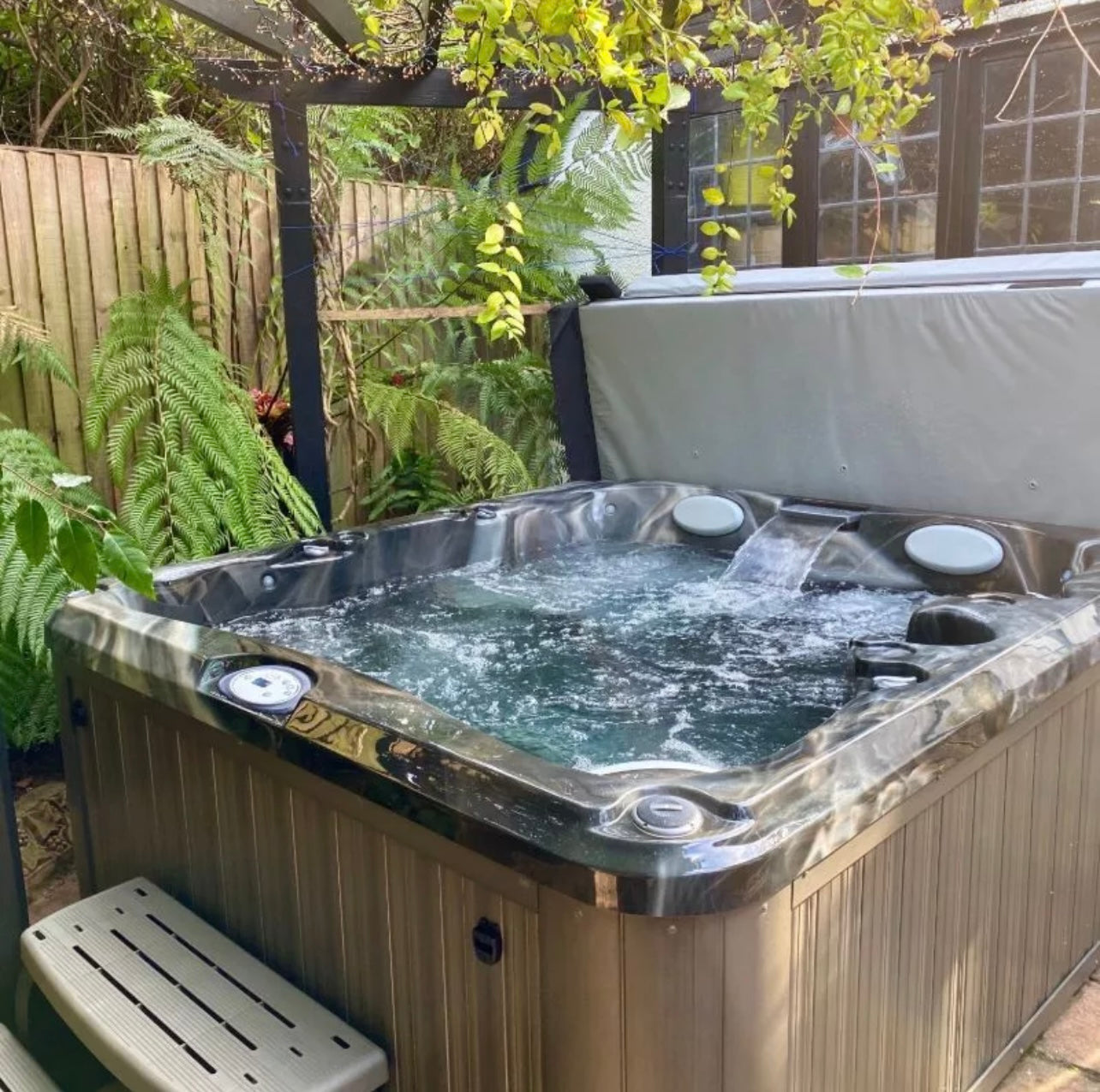 Jacuzzi® J-225 Non IP™ HOT TUB